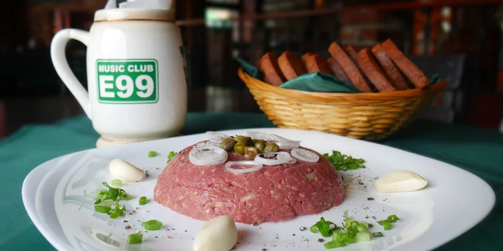 300g tatarák z hovězího mixu a 6 topinek v hudebním klubu
