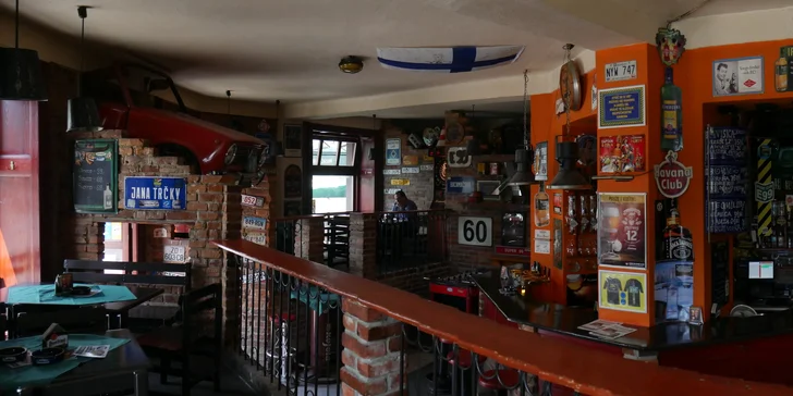 Namažte si: 300g tatarák z hovězího mixu a 6 topinek v hudebním klubu