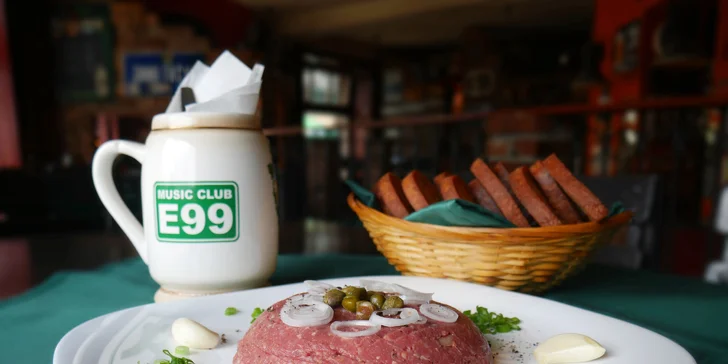 300g tatarák z hovězího mixu a 6 topinek v hudebním klubu