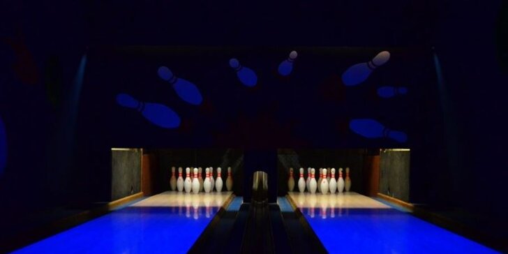 Hodina bowlingu až pro 8 hráčů a křídla pečená v medové marinádě i s hranolky