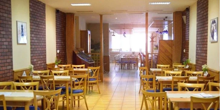 Letní mlsání pro děti: pohár se 3 kopečky zmrzliny, šlehačkou a lesním ovocem