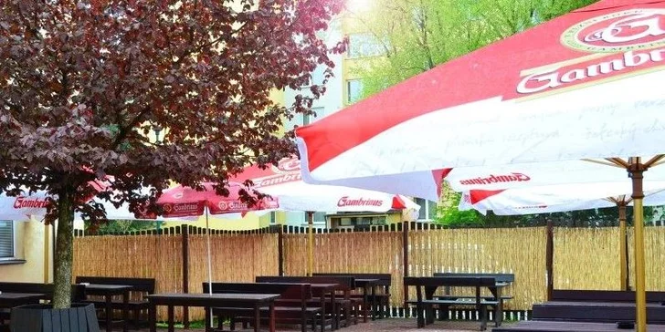 Letní mlsání pro děti: pohár se 3 kopečky zmrzliny, šlehačkou a lesním ovocem