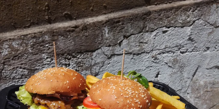 Dva miniburgery s masem od řezníka, křupavými hranolky a aztéckým dresinkem