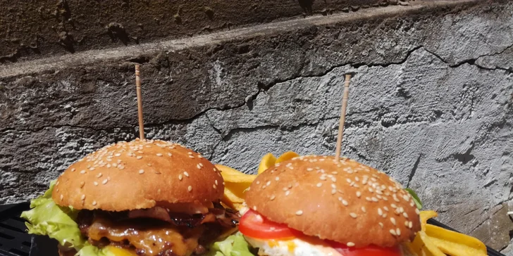 Dva miniburgery s masem od řezníka, křupavými hranolky a aztéckým dresinkem