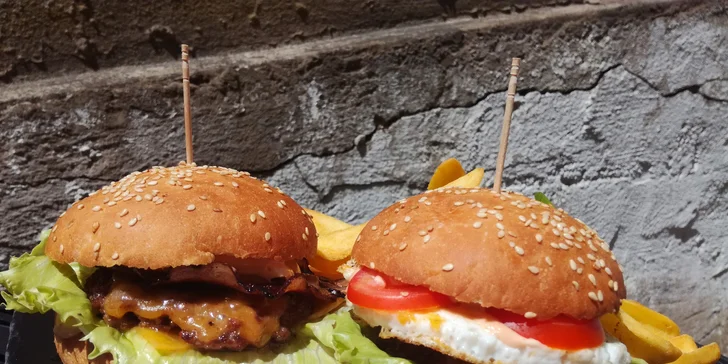 Dva miniburgery s masem od řezníka, křupavými hranolky a aztéckým dresinkem