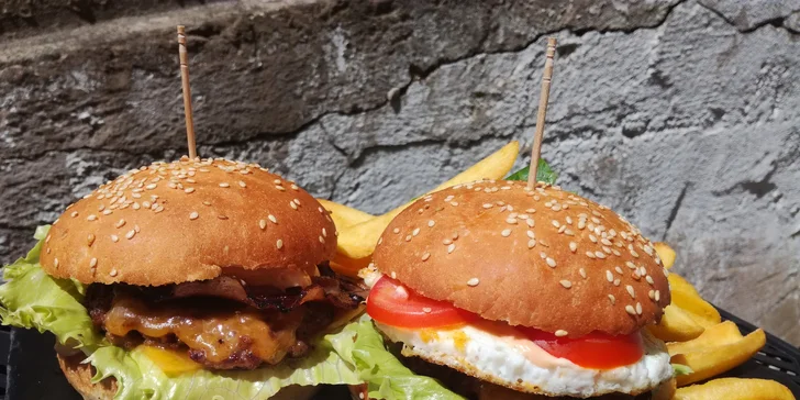 Dva miniburgery s masem od řezníka, křupavými hranolky a aztéckým dresinkem