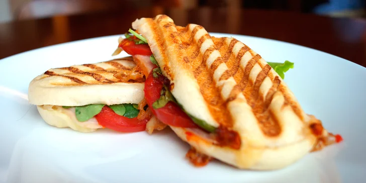 Čas na chutnou pauzu: káva, čaj nebo limonáda a panini či croissant