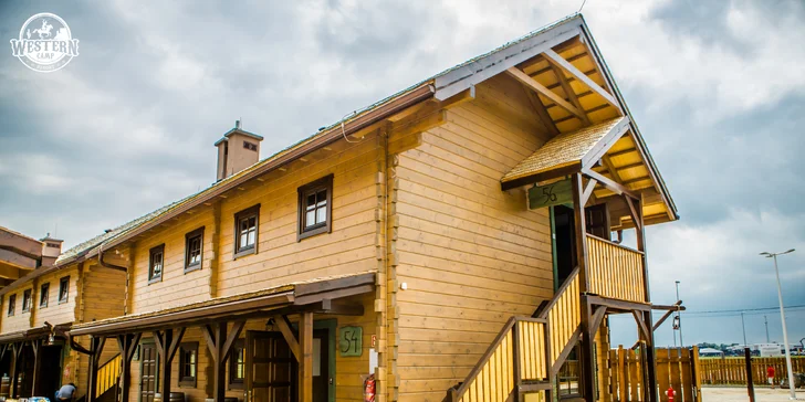 Součástí areálu je obchůdek a restaurace. 