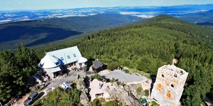 Zrúcanina Hradu Wysoki Kamień vám len 2 km od hotela odhalí krásne panorámy.