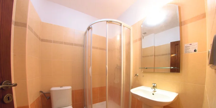 Každý pokoj má vlastní koupelnu. 
