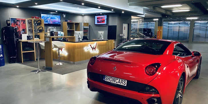 Pohled na naší recepci a do garáže plné supersportů.