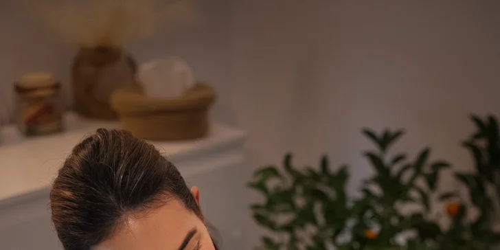 Tento zážitek přináší ajurvédskou masáž hlavy, tváře a šíje, bylinkové oplachy i exfoliaci vlasové pokožky.