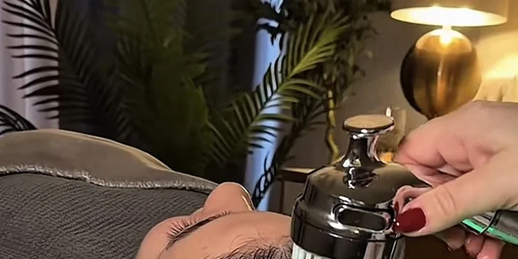 Head spa spojuje masáž, aromaterapii a profesionální vlasovou péči.