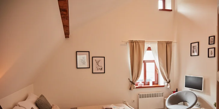 Izby sú zariadené svetlým nábytkom v elegantnom vidieckom štýle.