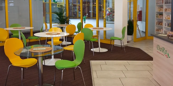 Zavítejte do klimatizované kavárny DaRa a smlsněte si na dobrotě, kterou si vyberete ze široké nabídky také ve variantách bez lepku a vegan.