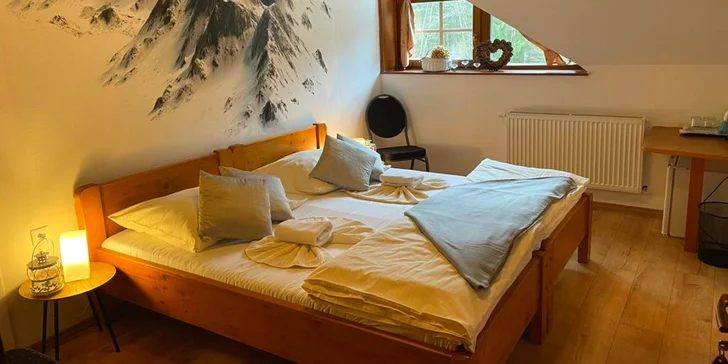 Bydlet budete v Penzionu Kúria na Táloch, kde to krásně voní dřevem!