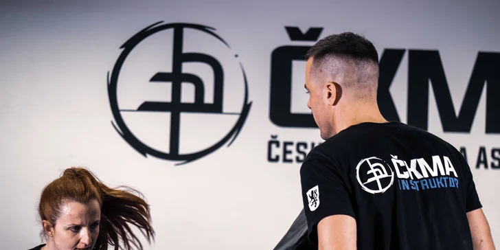 Krav Maga je sebeobranný systém snadný na naučení – je stavěný na přirozených a intuitivních reakcích. 