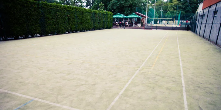 Na venkovním kurtu si můžete zahrát tenis.