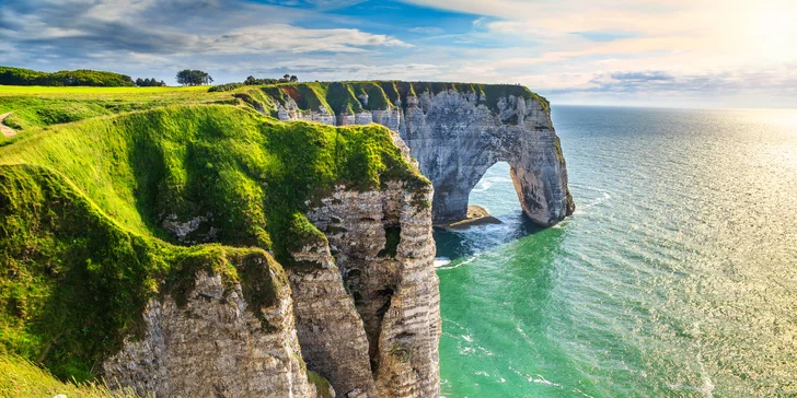 Krás je tady ale mnohem víc, třeba Alabastrové pobřeží: přímořský Étretat s úžasnými křídovými útesy.