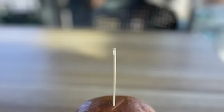 Dáte si hovězí burger, nebo medailonky s pepřovou omáčkou?