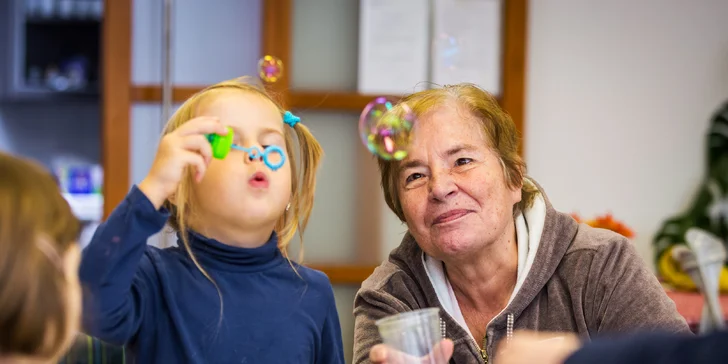 Organizace Mezi námi propojuje starší a mladší generaci (foto: © Veronika Rose).