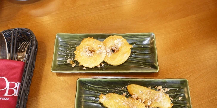 Chybět nebude ani dezert: podle výběru smažený ananas nebo banán s kokosem a medem.