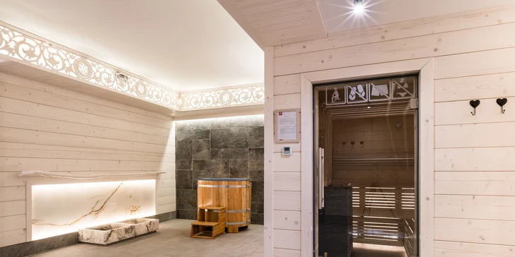 Wellness je v samostatné budově asi 15 metrů od hotelu.