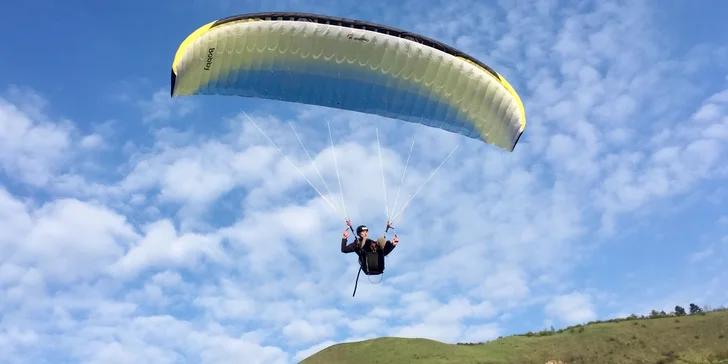Naučte se vzlétnout i přistát: 4denní základní kurz paraglidingu na Rané u Loun