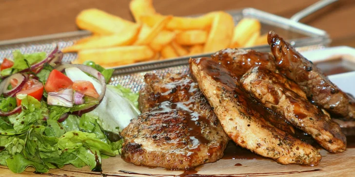 Idylka u rybníka: masové prkno se steaky a hranolky + možná hodinka bowlingu