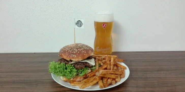 Vyladěné menu v centru města: Canada burger, domácí hranolky a nápoj