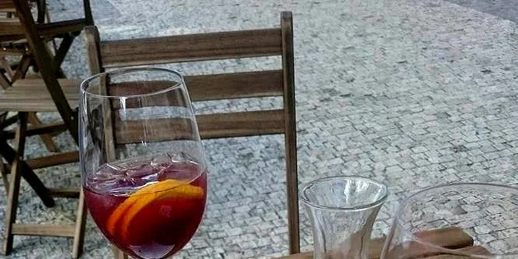 Letní siesta: dvě osvěžující sangrie nebo permanentka na deset drinků