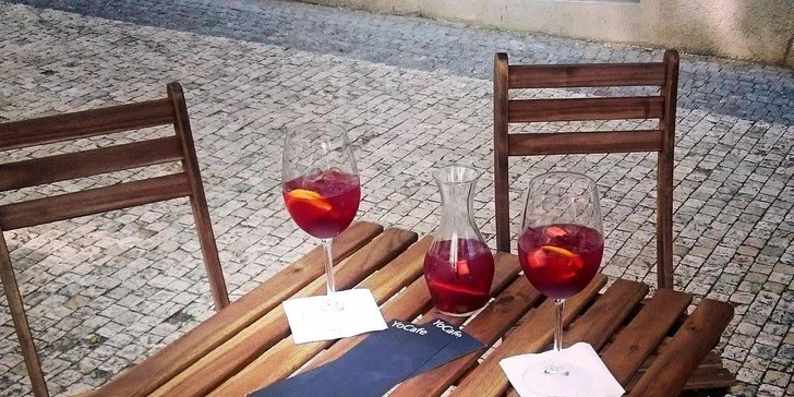Letní siesta: dvě osvěžující sangrie nebo permanentka na deset drinků