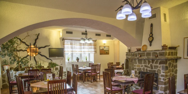 Ve stylově zařízené rustikální restauraci si pochutnáte na moderní i české kuchyni.