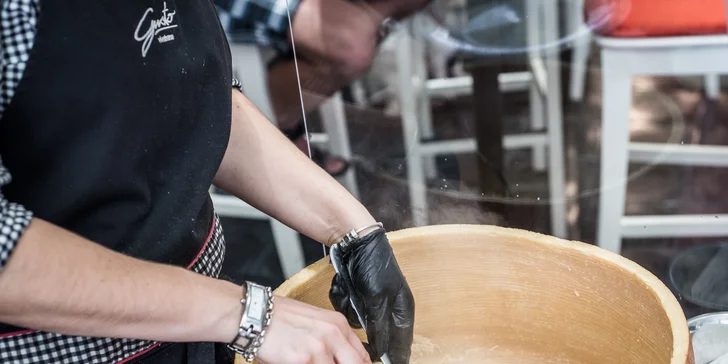 Luxusní italské menu vč. špaget připravených v bochníku pravého parmezánu