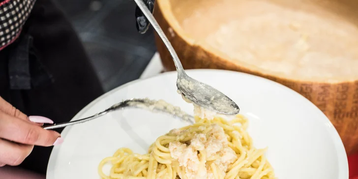 Luxusní italské menu vč. špaget připravených v bochníku pravého parmezánu