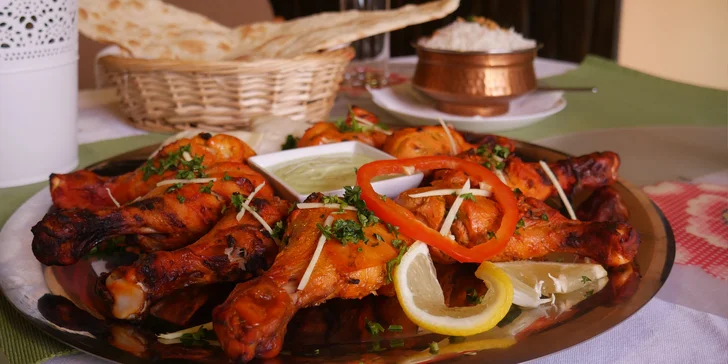 Talíř plný indických dobrot pro 2 osoby - kuře Tandoori a vegetariánská samosa
