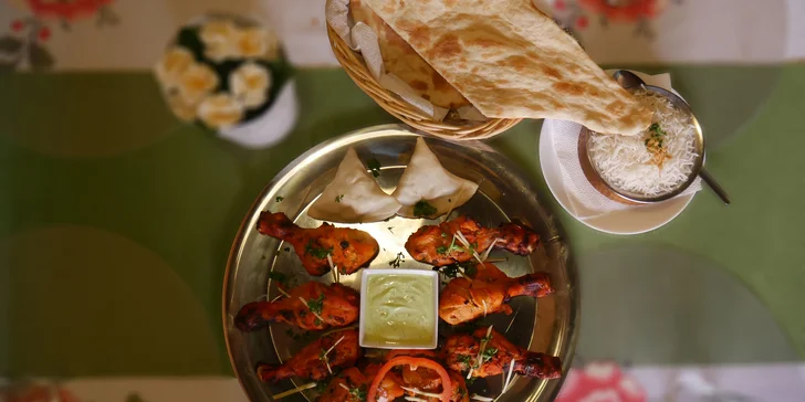 Talíř plný indických dobrot pro 2 osoby - kuře Tandoori a vegetariánská samosa
