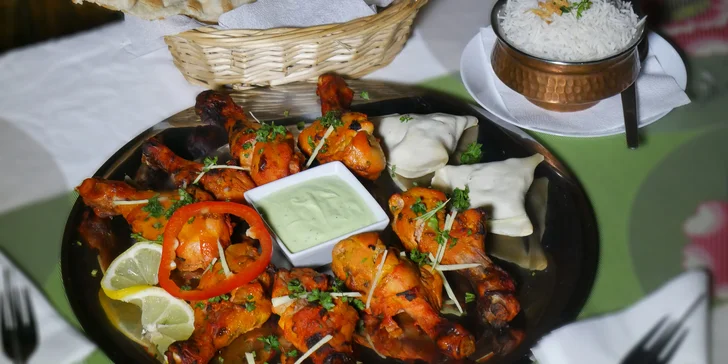 Talíř plný indických dobrot pro 2 osoby - kuře Tandoori a vegetariánská samosa
