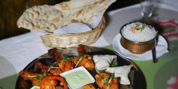 Talíř plný indických dobrot pro 2 osoby - kuře Tandoori a vegetariánská samosa