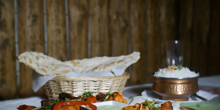 Talíř plný indických dobrot pro 2 osoby - kuře Tandoori a vegetariánská samosa