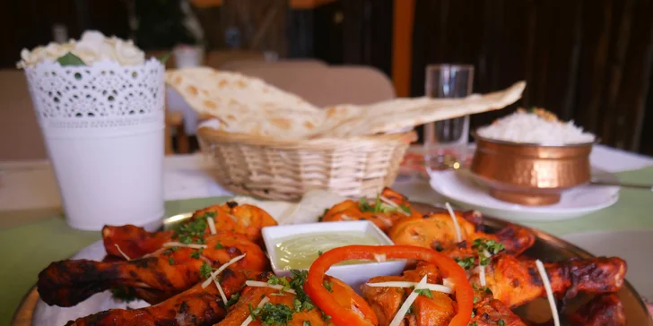 Talíř plný indických dobrot pro 2 osoby - kuře Tandoori a vegetariánská samosa