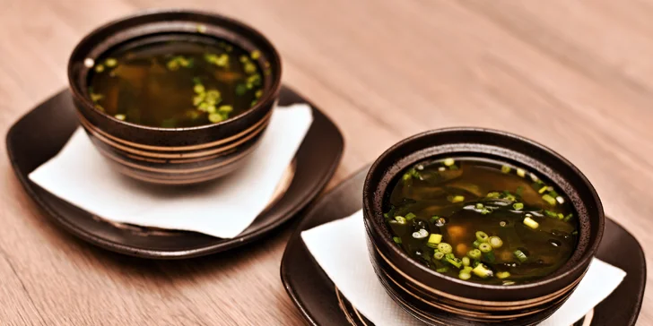 Hodujte jako Asiaté: Tradiční miso polévka, sushi a dezert pro dva
