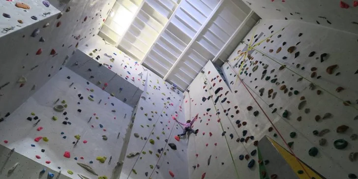 Dejte si do těla a zalezte si na nové boulderové stěně se zkušeným instruktorem
