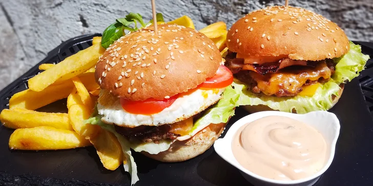 Dva miniburgery s masem od řezníka, křupavými hranolky a aztéckým dresinkem