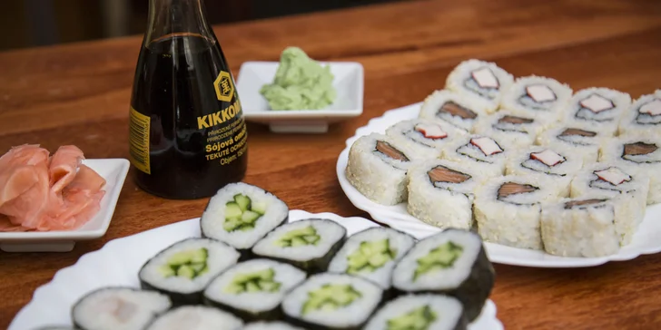 Čerstvé a zdravé sushi s sebou: losos, kreveta a další lahůdky ve 32 kouscích
