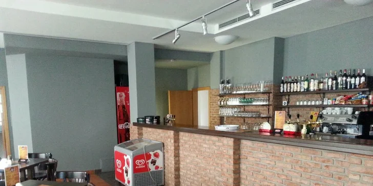 Na piknik ke Košíkovské nádrži: kuřecí křídla nebo bagely s pivem či Aperolem