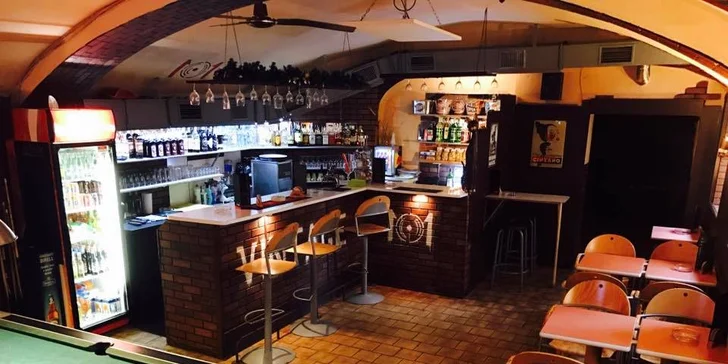 Litrová karafa stáčeného vína v baru nebo s sebou