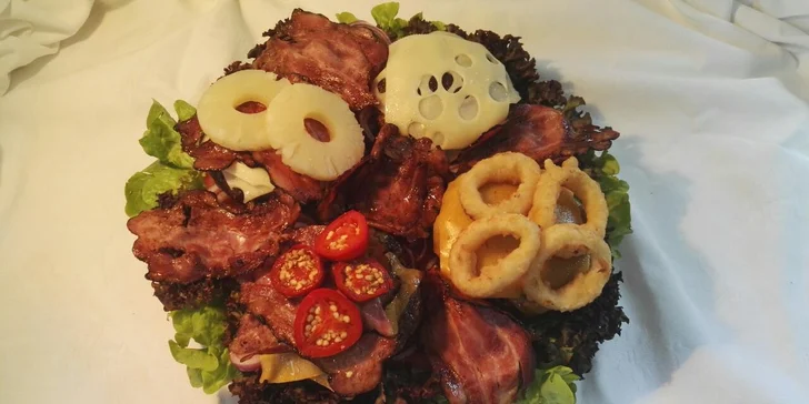 Jídlo na párty i piknik: Kilový hovězí burger, hranolky a cibulové kroužky