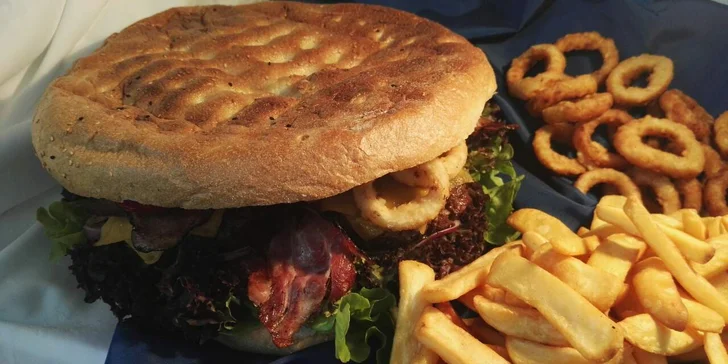 Jídlo na párty i piknik: Kilový hovězí burger, hranolky a cibulové kroužky