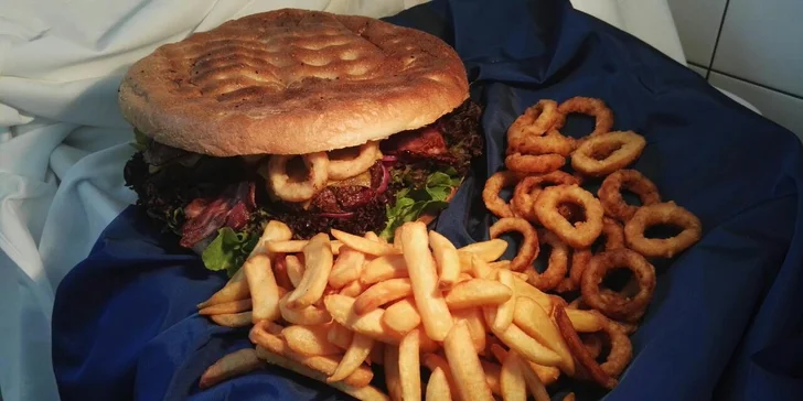 Jídlo na párty i piknik: Kilový hovězí burger, hranolky a cibulové kroužky